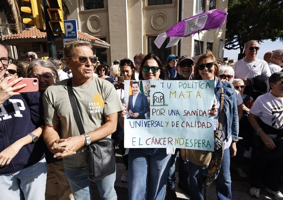 Imagen secundaria 1 - Miles de personas recorren el Centro de Málaga en defensa de la sanidad pública
